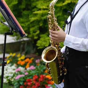 HOTEL PLAZA KOBE(ホテルプラザ神戸) アコーディオンと共にサックスが奏でるオおふたりだけのガーデン挙式のセレモニー