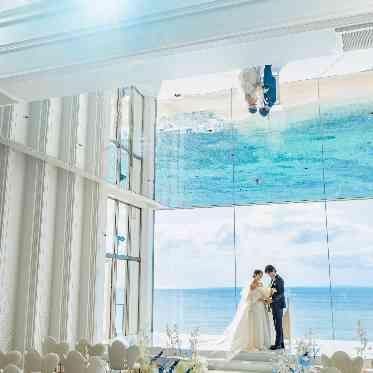 【挙式】水面の輝きが包み込む神聖な空間で愛を誓う