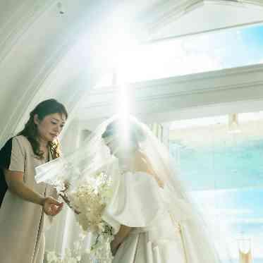 【挙式】幻想的な空間の中で行う感動的な花嫁の母によるベールダウン