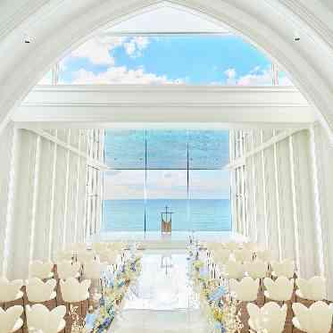 天井ガラスに映しだされるのは真下に広がる天然ビーチ“天浜(てぃんぬはま)”