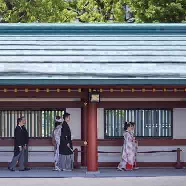 ANAインターコンチネンタルホテル東京 新郎新婦とご両家親族が心を一つに、巫女の先導で神前へ進み、人生の新たな門出となる
