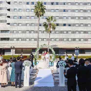 東京ベイ舞浜ホテル　ファーストリゾート  たくさんのゲストに見守られてのリゾート挙式。