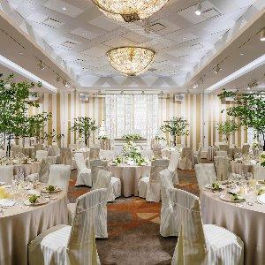 東京ベイ舞浜ホテル　ファーストリゾート  会場全体をプレゼントボックスに見立て、天井のデザインと絨毯はリボンをイメージ