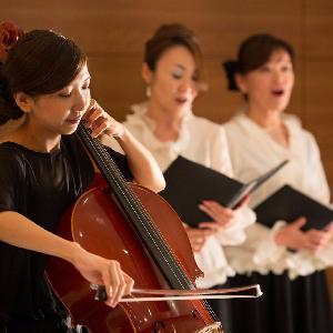 ウェディングスホテル・ベルクラシック東京 聖歌隊とチェロのコラボは迫力があり厳粛な空間を創り上げる