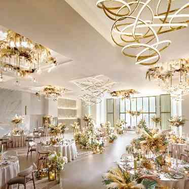 ウェディングスホテル・ベルクラシック東京 ホテルの上品さとナチュラル感を兼ね備えた特別仕様のシャンデリア