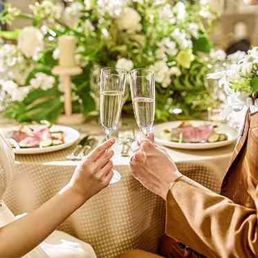 幸せのスタート「乾杯」の発生で自然の笑みが溢れる。