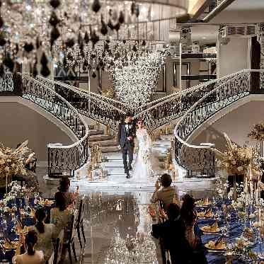 大階段からの入場シーンはまるでドラマのワンシーンのよう。