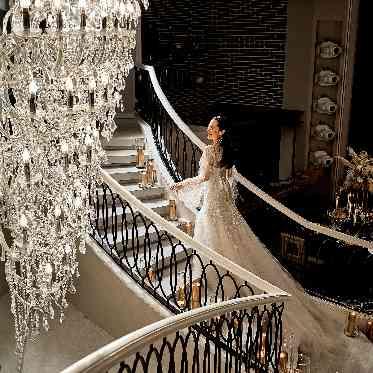 流れるトレーンは上質そのもの。エレガントな雰囲気を演出。