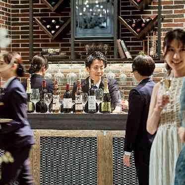 バーカウンターでドリンクも充実のラインナップ。