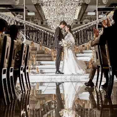 大理石に映り込むお二人の神秘的な姿にゲストはうっとり。