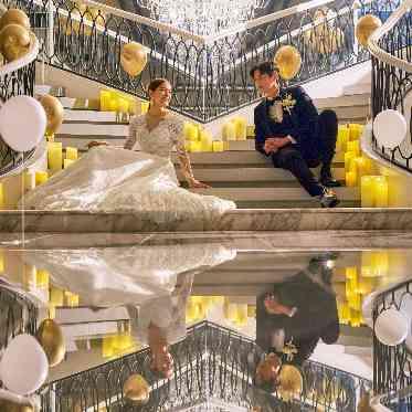 ウェディングスホテル・ベルクラシック東京 大理石の床に映り込むおふたりの神秘的な姿にゲストはうっとり
