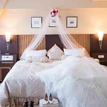 ウェディングスホテル・ベルクラシック東京 ブライズルームはホテルのワンルームを貸切。フォトジェニックな一枚も撮れる。