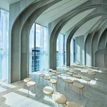 洗練された空間は、自然光が差し込み、様々な表情を見せてくれる