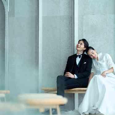 洗練された空間は、自然光が差し込み、様々な表情を見せてくれる