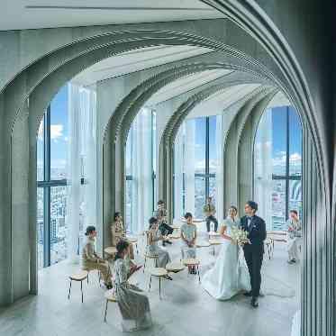 une osaka(ユヌ 大阪) 境界のない曲線を活かしたデザインで、おふたりとゲストだけの一体感を演出