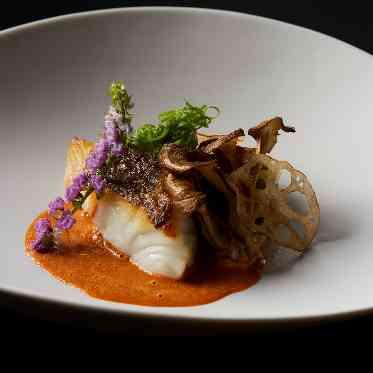 une osaka(ユヌ 大阪) フランスや世界各地から届く厳選された様々なこだわりの食材を融合させた至高の一皿