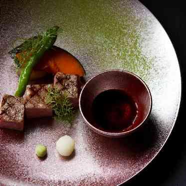 une osaka(ユヌ 大阪) フランスや世界各地から届く厳選された様々なこだわりの食材を融合させた至高の一皿