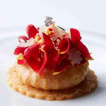 une osaka(ユヌ 大阪) フランスや世界各地から届く厳選された様々なこだわりの食材を融合させた至高の一皿