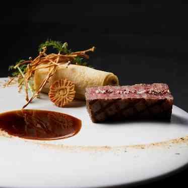 une osaka(ユヌ 大阪) フランスや世界各地から届く厳選された様々なこだわりの食材を融合させた至高の一皿