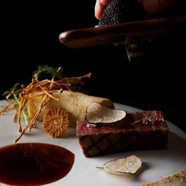 une osaka(ユヌ 大阪) フランスや世界各地から届く厳選された様々なこだわりの食材を融合させた至高の一皿