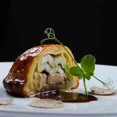 une osaka(ユヌ 大阪) フランスや世界各地から届く厳選された様々なこだわりの食材を融合させた至高の一皿
