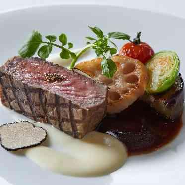 une osaka(ユヌ 大阪) フランスや世界各地から届く厳選された様々なこだわりの食材を融合させた至高の一皿