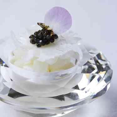 une osaka(ユヌ 大阪) フランスや世界各地から届く厳選された様々なこだわりの食材を融合させた至高の一皿