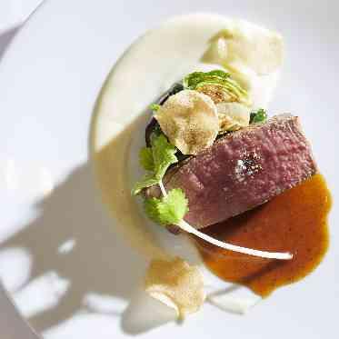 une osaka(ユヌ 大阪) フランスや世界各地から届く厳選された様々なこだわりの食材を融合させた至高の一皿