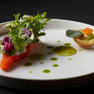 une osaka(ユヌ 大阪) フランスや世界各地から届く厳選された様々なこだわりの食材を融合させた至高の一皿