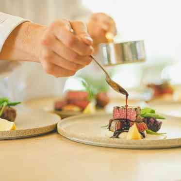 Healing Forest Garden(ヒーリング フォレスト ガーデン) メイン料理はソースからこだわって