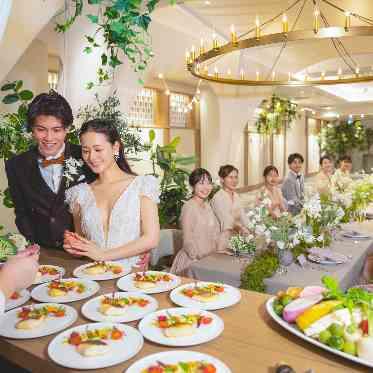 ザ コンチネンタル横浜 オープンキッチンからのお料理提供は、ゲストも楽しみな演出に