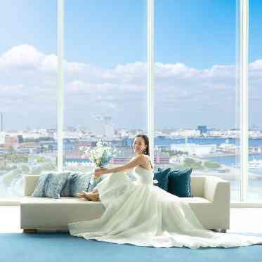 ザ コンチネンタル横浜 開放的なホワイエスペースは、おふたりとゲストを温かく包み込む