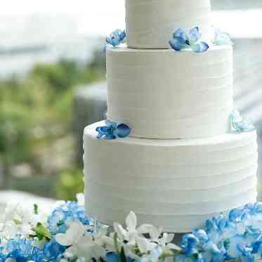 ザ コンチネンタル横浜 華やかに彩るケーキ入刀は、広いホワイエスペースでゲストに囲まれながら