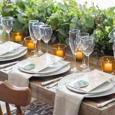 ザ コンチネンタル横浜 会場の雰囲気に合わせてテーブルコーディネートもグリーンに