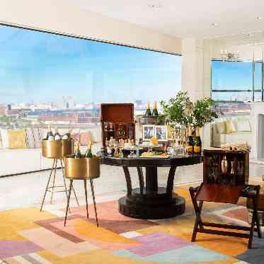 ザ コンチネンタル横浜 【開放的なホワイエ】フロア貸切なので専用ホワイエまでふたらしいコーディネートを。