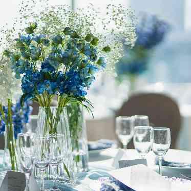 ザ コンチネンタル横浜 光が差し込む会場ではガラスに反射するあたたかな空間が