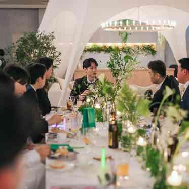 ゲストとテーブルを囲む優雅なひととき