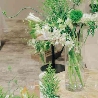 メインテーブルもゲストテーブルも統一した色味で鮮やかに