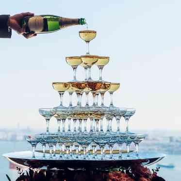 グランドニッコー東京 台場 空と海をバックに行うシャンパンタワーもおもてなしの演出としておすすめ。