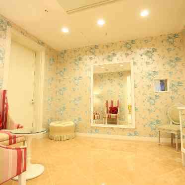 アヴァンセリアン 東京 AVANCER LIEN TOKYO チャペルブライズルームは小窓から中が見えるマジックミラーと大きな姿鏡が特徴。