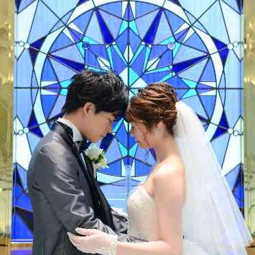 アヴァンセリアン 東京 AVANCER LIEN TOKYO ステンドグラスの中に散りばめられたパワーストーンも特徴