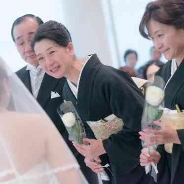 アヴァンセリアン 東京 AVANCER LIEN TOKYO 親御様へ白い薔薇に想いを込めた【ローズ トゥ- ファミリー】のセレモニー