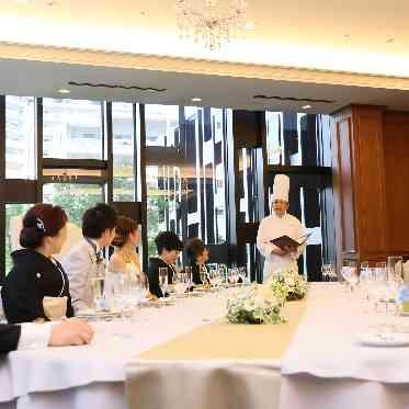 アヴァンセリアン 東京 AVANCER LIEN TOKYO シェフによる料理説明。家族婚だからこそ、料理を大事にする方が希望する。