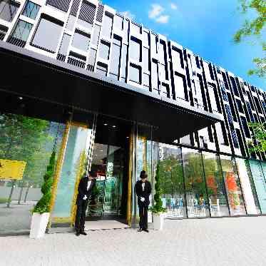 アヴァンセリアン 東京 AVANCER LIEN TOKYO ゲストが迷わないようにわかりやすく作ら式場の出入り口。当日はドアマンがお出迎え。