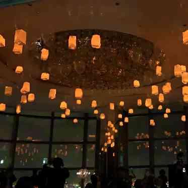 アヴァンセリアン 東京 AVANCER LIEN TOKYO ランタンバルーンの演出は幻想的な雰囲気