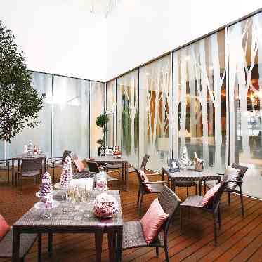 アヴァンセリアン 東京 AVANCER LIEN TOKYO 中庭完備。お待合スペースとして。【ちょこっとメモ】唯一の喫煙スペースは屋外。