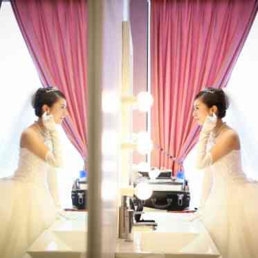 アヴァンセリアン 東京 AVANCER LIEN TOKYO 女優ライト完備で華やかな空間で支度ができる。おふたりには軽食のご準備も