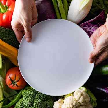 真っ白いお皿のキャンバスに描くシェフのこだわり料理