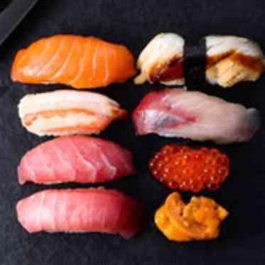 豊洲市場の新鮮魚介を堪能!
その日の仕入れで色々なネタが食べられる