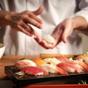 職人が心を込めて握りゲストへ提供